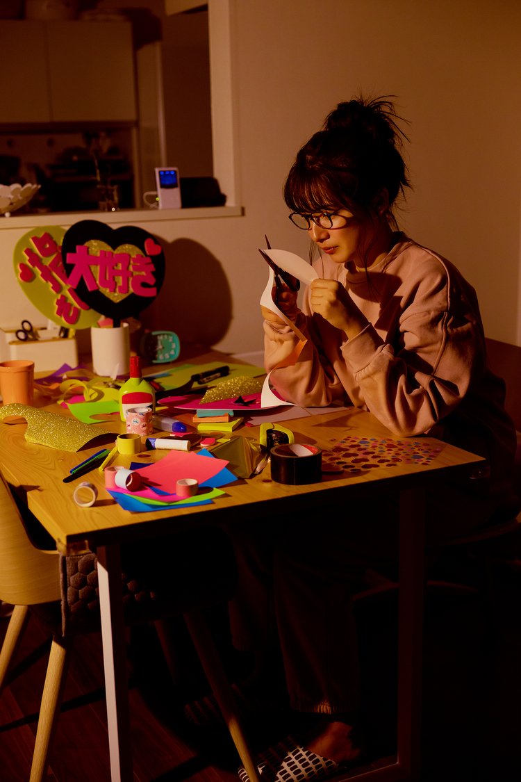 推し活うちわ作りの女性